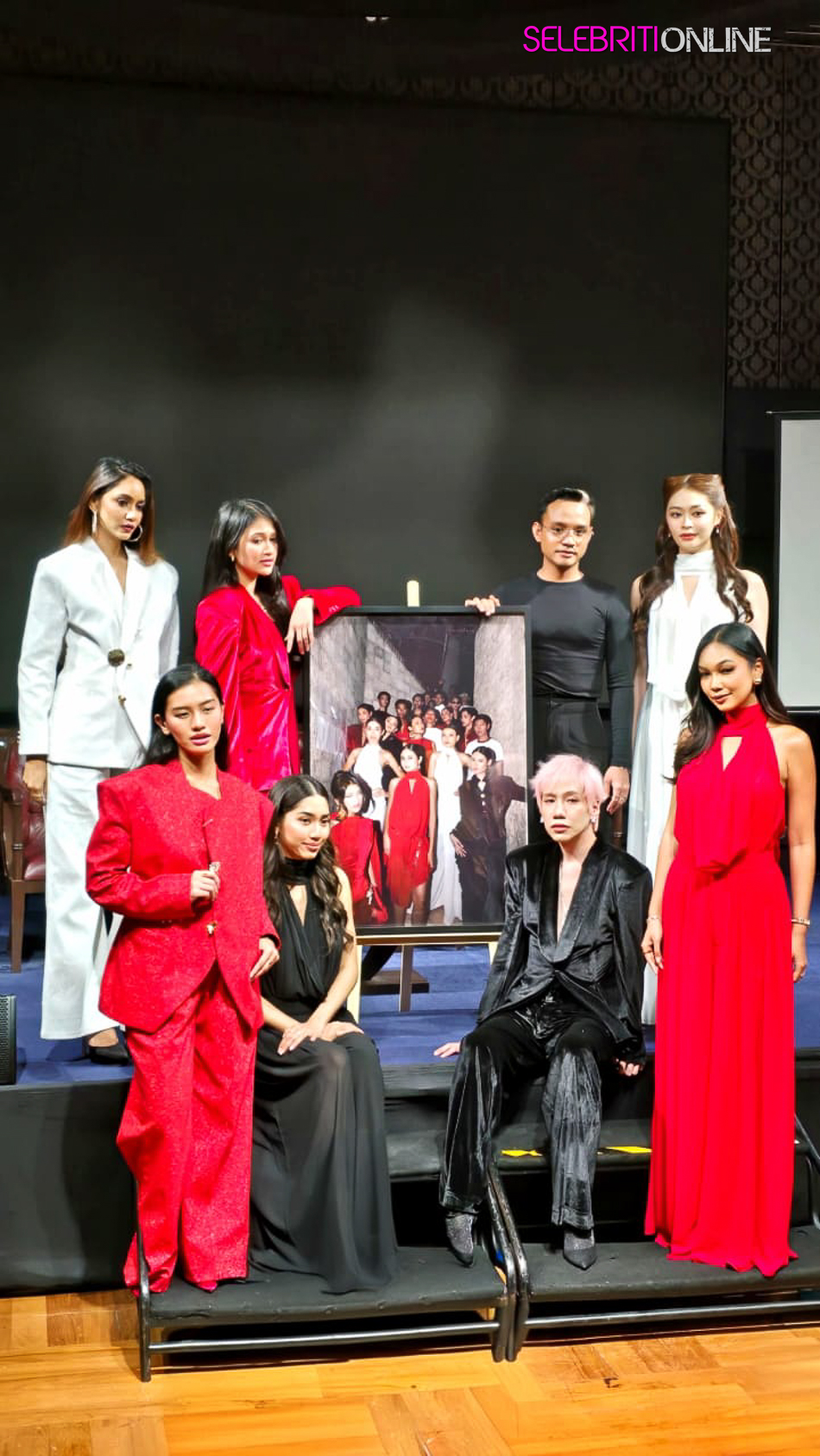 MODEL MENGGAYAKAN KOLEKSI TERBAHARU HER SERIES NELISSA NIZAM YANG ELEGAN.
