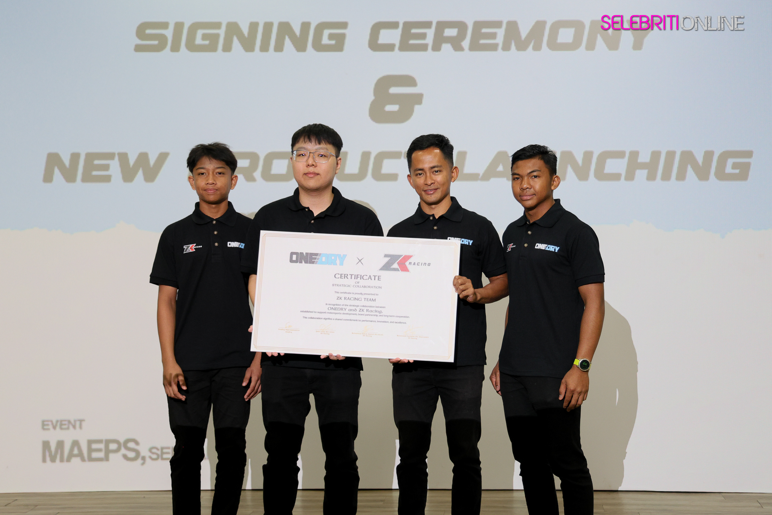 Majlis menandatangani perjanjian penajaan Onedry bersama ZK Racing yang menampilkan Hakim Danish dan Qabil Irfan di MAEPS Serdang.