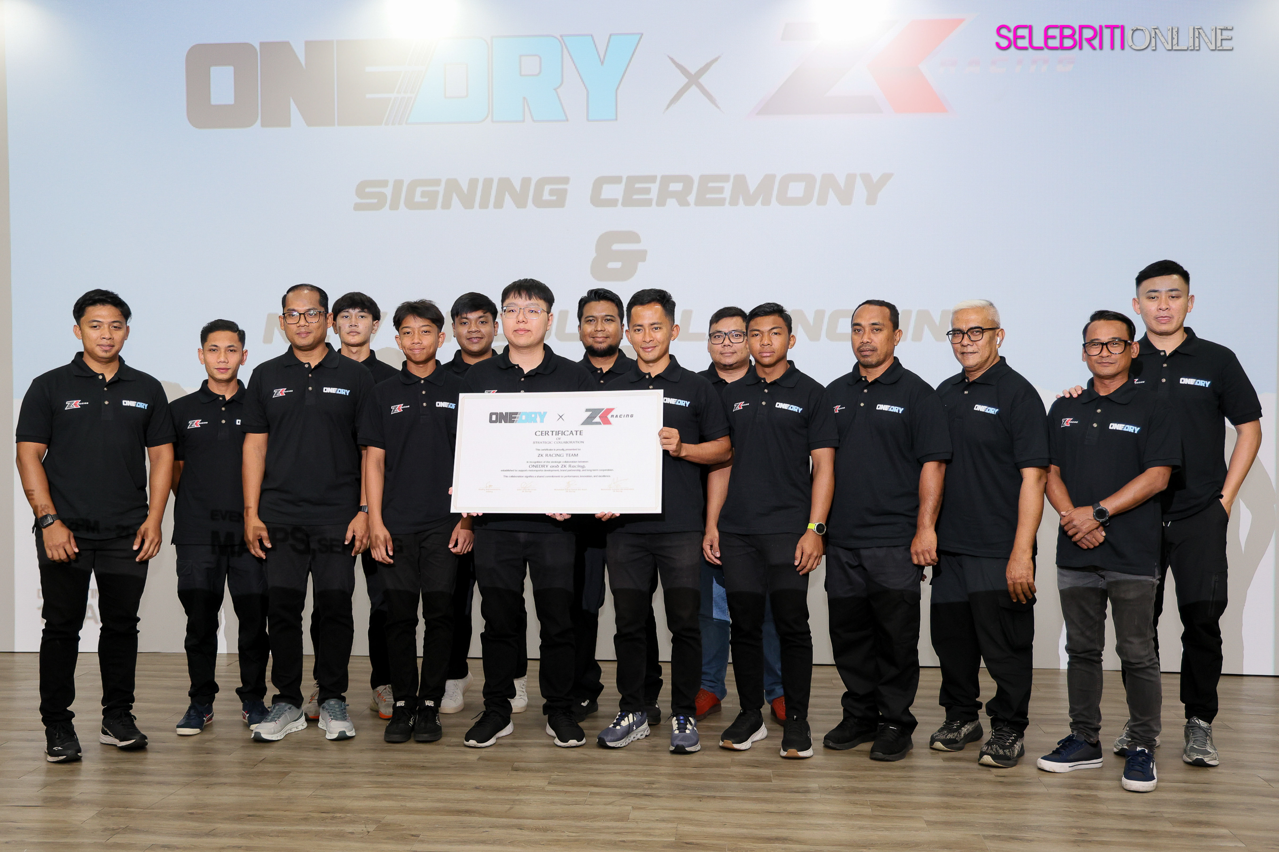 Majlis menandatangani perjanjian penajaan Onedry bersama ZK Racing yang menampilkan Hakim Danish dan Qabil Irfan di MAEPS Serdang.