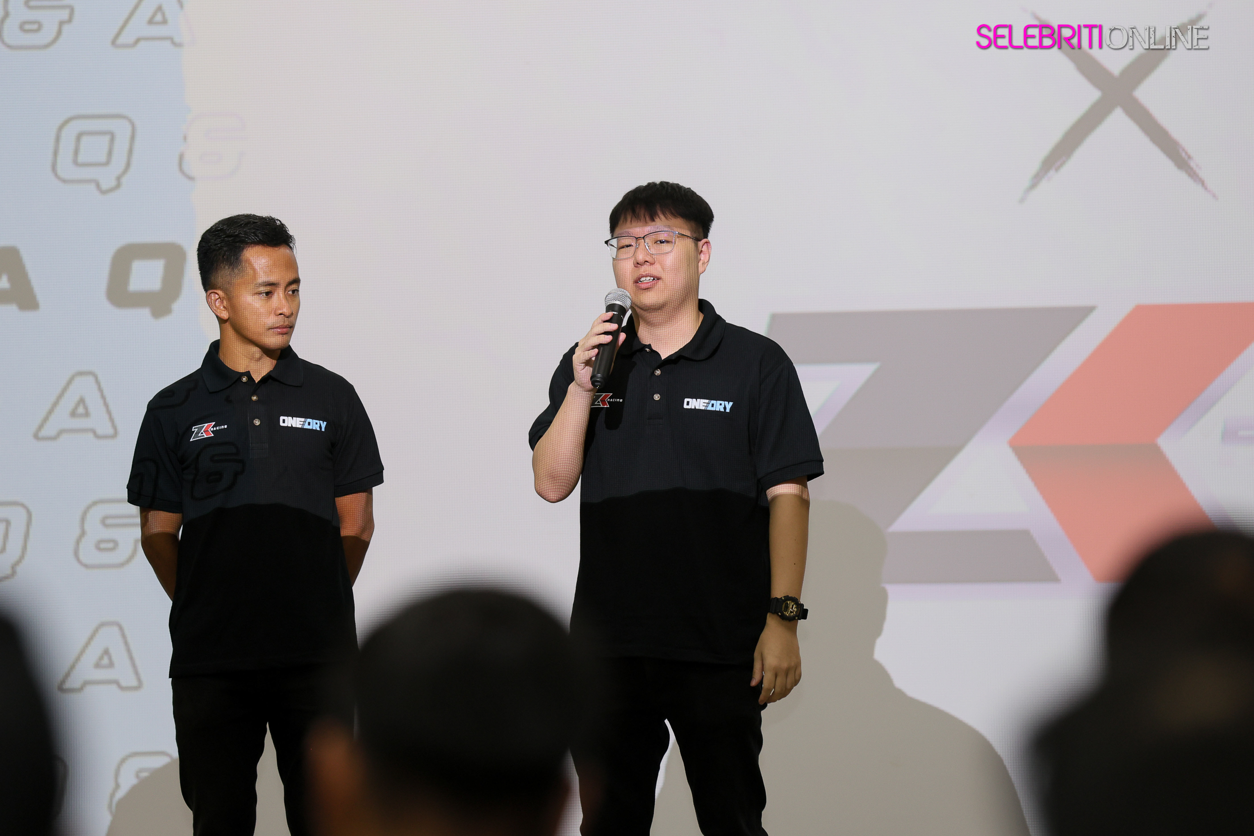 Majlis menandatangani perjanjian penajaan Onedry bersama ZK Racing yang menampilkan Hakim Danish dan Qabil Irfan di MAEPS Serdang.