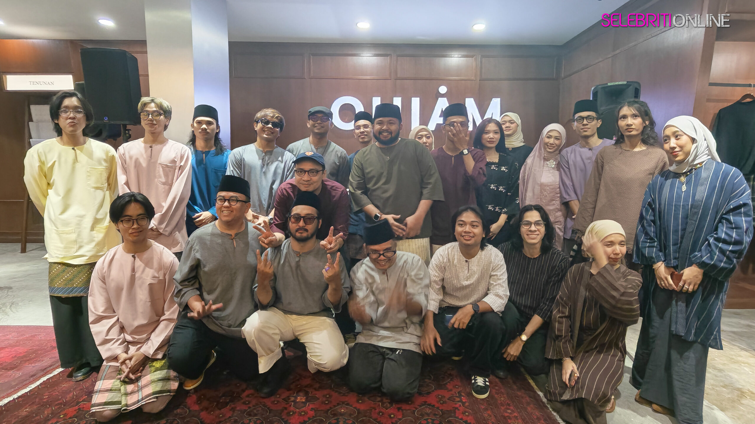 Model menggayakan koleksi Qhiam Raya 2026 dengan rekaan moden kontemporari.