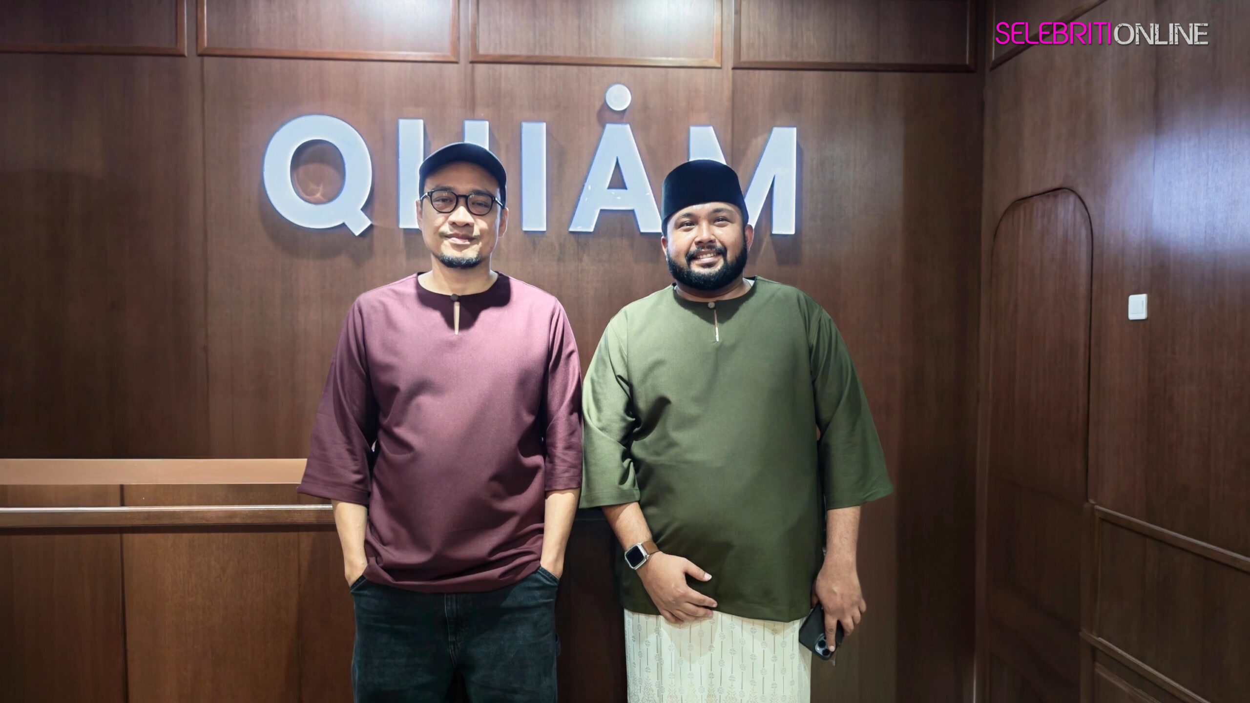 Model menggayakan koleksi Qhiam Raya 2026 dengan rekaan moden kontemporari.
