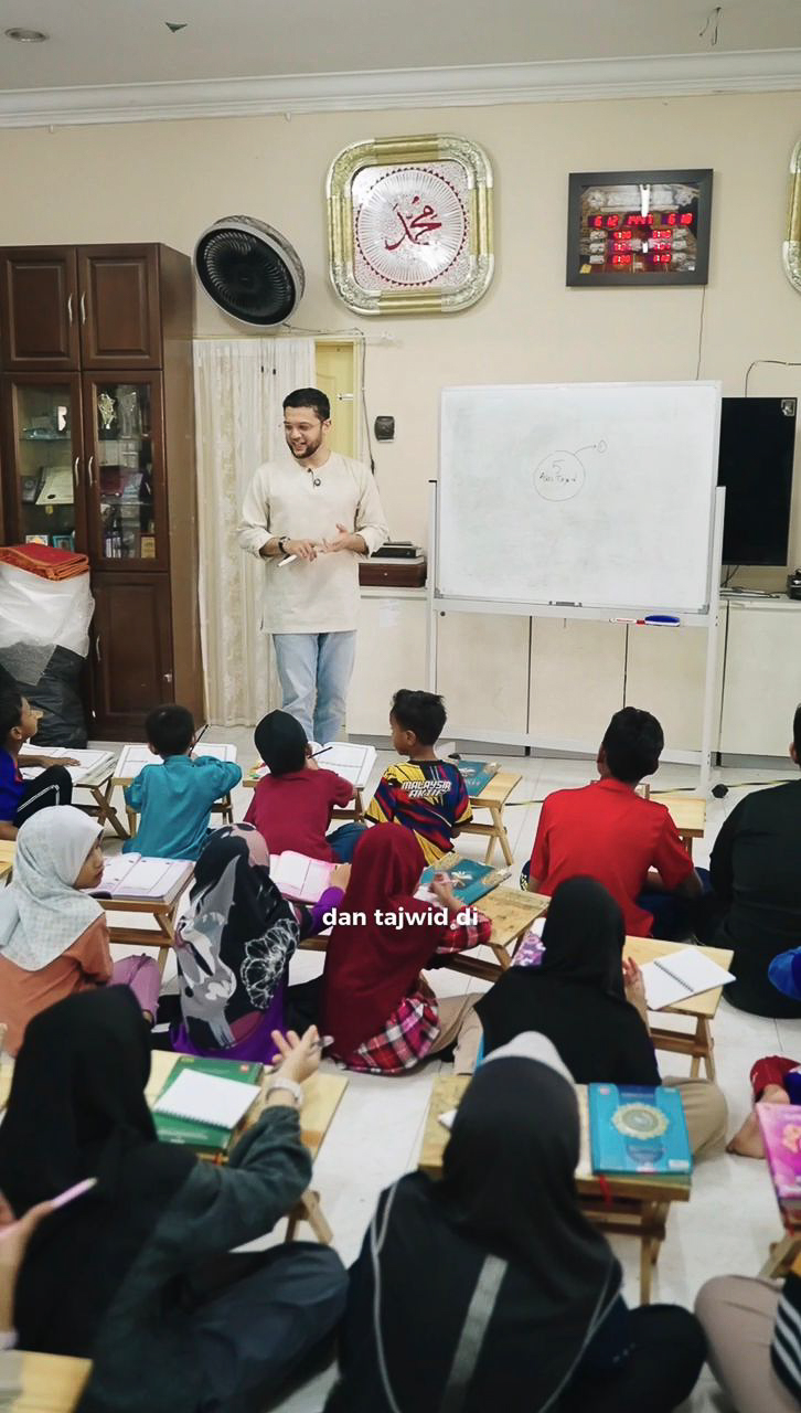 PU Riz bersama penghuni Rumah Titian Kaseh dalam program Quranic Madani.