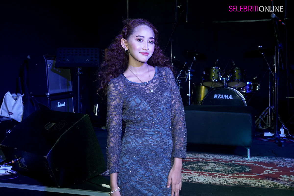 Aishah Syara memperkenalkan single sulung Satu Hikmah Rindu.