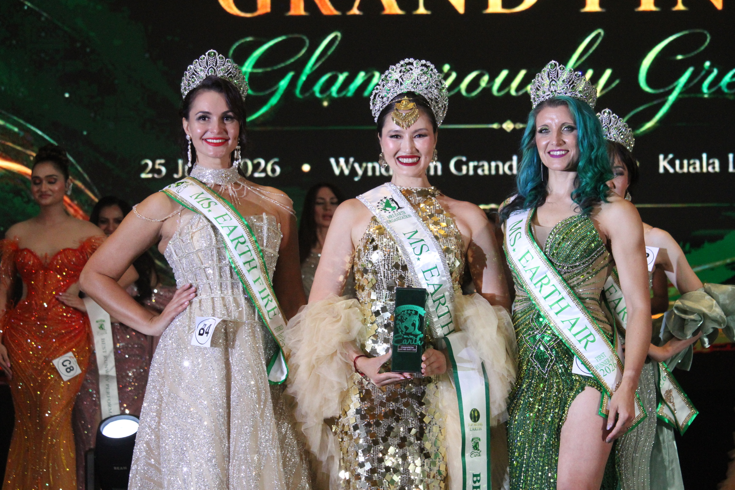 Pemenang dan delegasi Mrs / Ms Earth World Finals 2026 bergambar bersama di Kuala Lumpur.