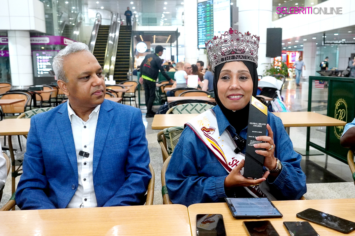 Dato’ Dr. Hjh. Zairita Azlin menerima pengiktirafan antarabangsa She For The Nation di Colombo, Sri Lanka.